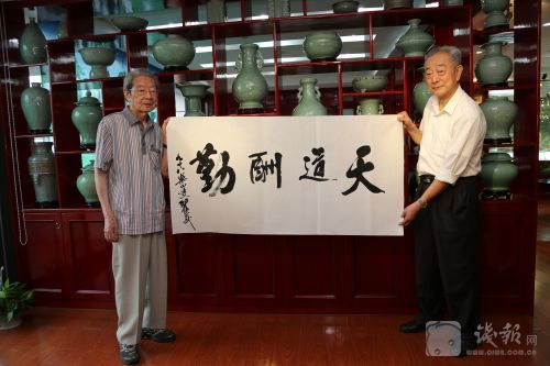 98岁的翟翕武(左) 去年参观“叶宏明古陶瓷陈列室”为叶宏明题词