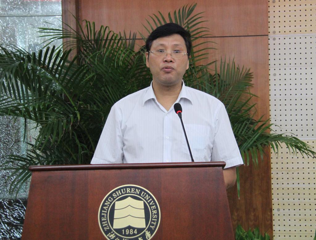 副校长叶时平汇报《行业学院建设标准及实施方案》