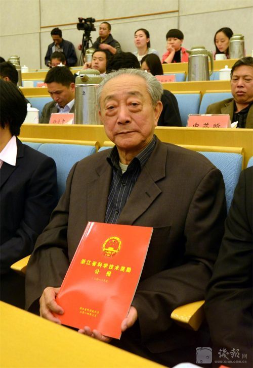 81岁高龄的叶宏明教授因越窑青瓷工艺恢复和新产品开发获得省科技二等奖。宋健浩