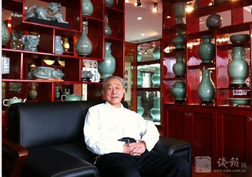 “叶宏明在古陶瓷陈列室”